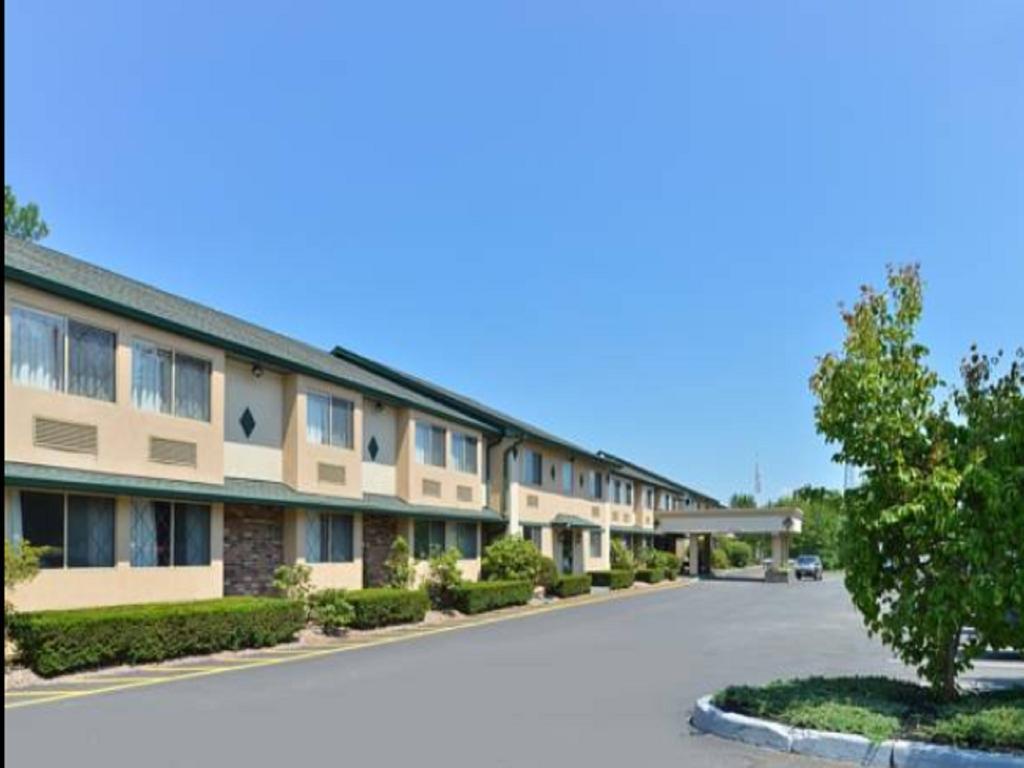 Americas Best Value Inn New Paltz Exterior photo