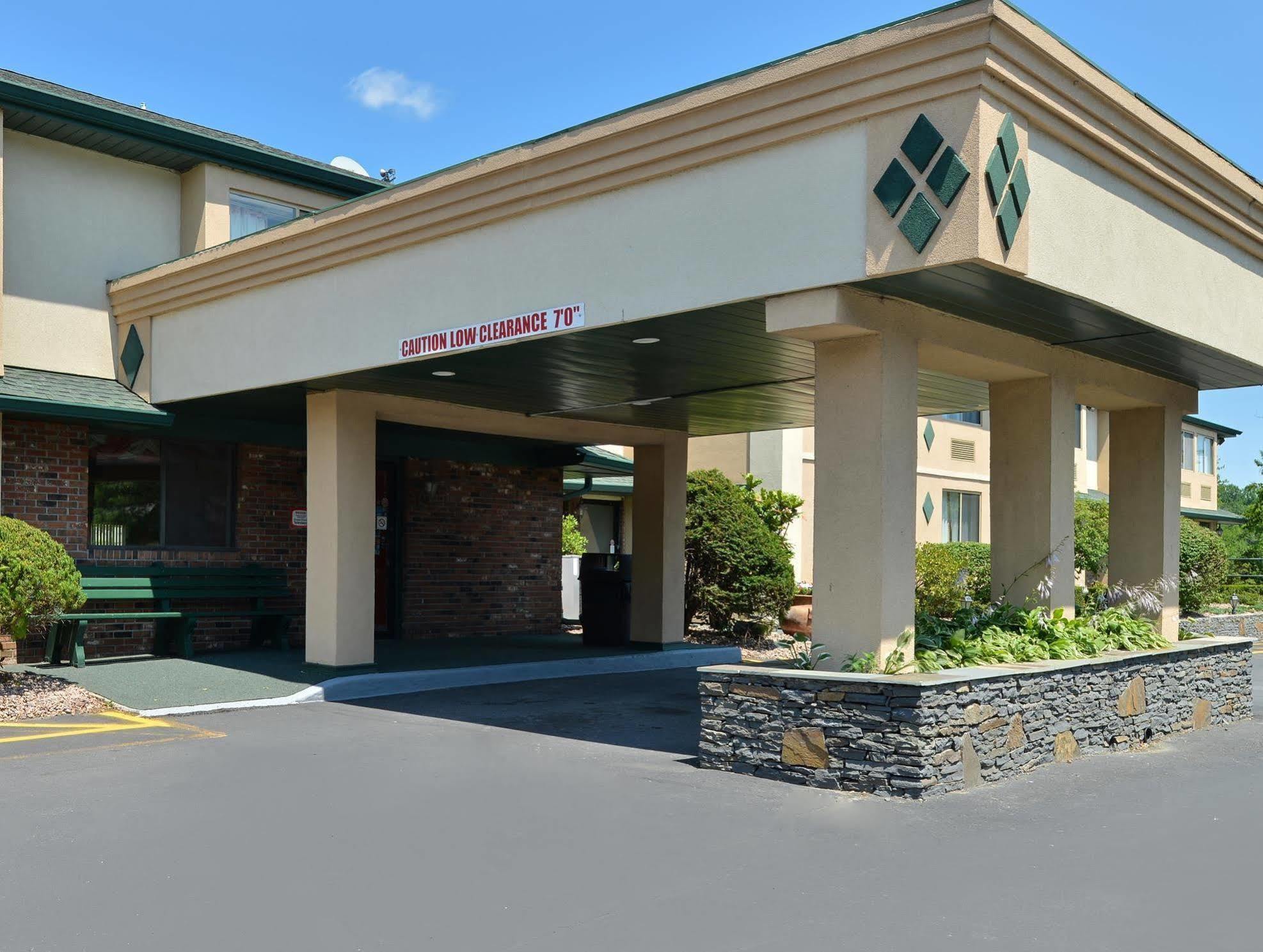 Americas Best Value Inn New Paltz Exterior photo