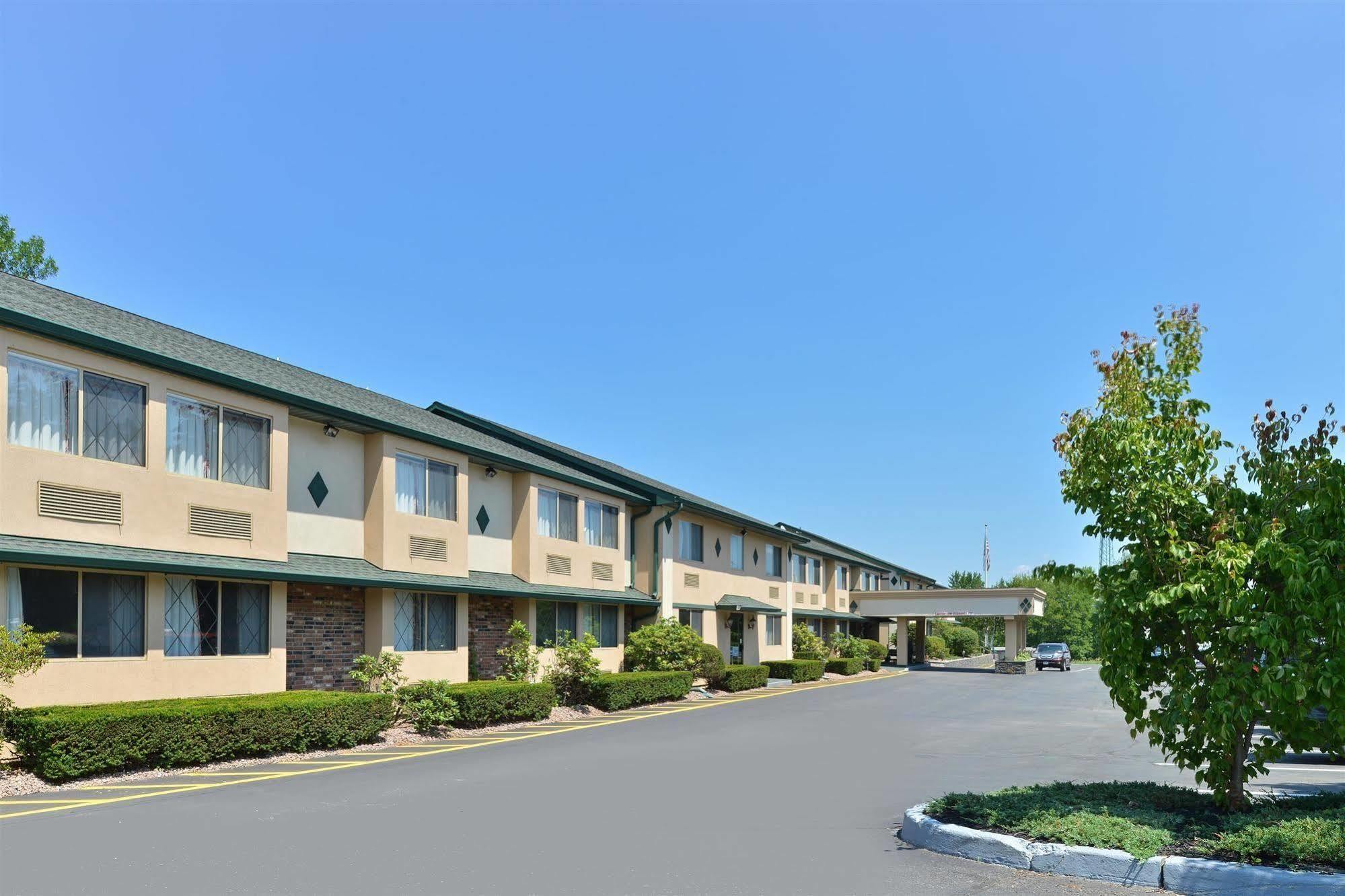 Americas Best Value Inn New Paltz Exterior photo